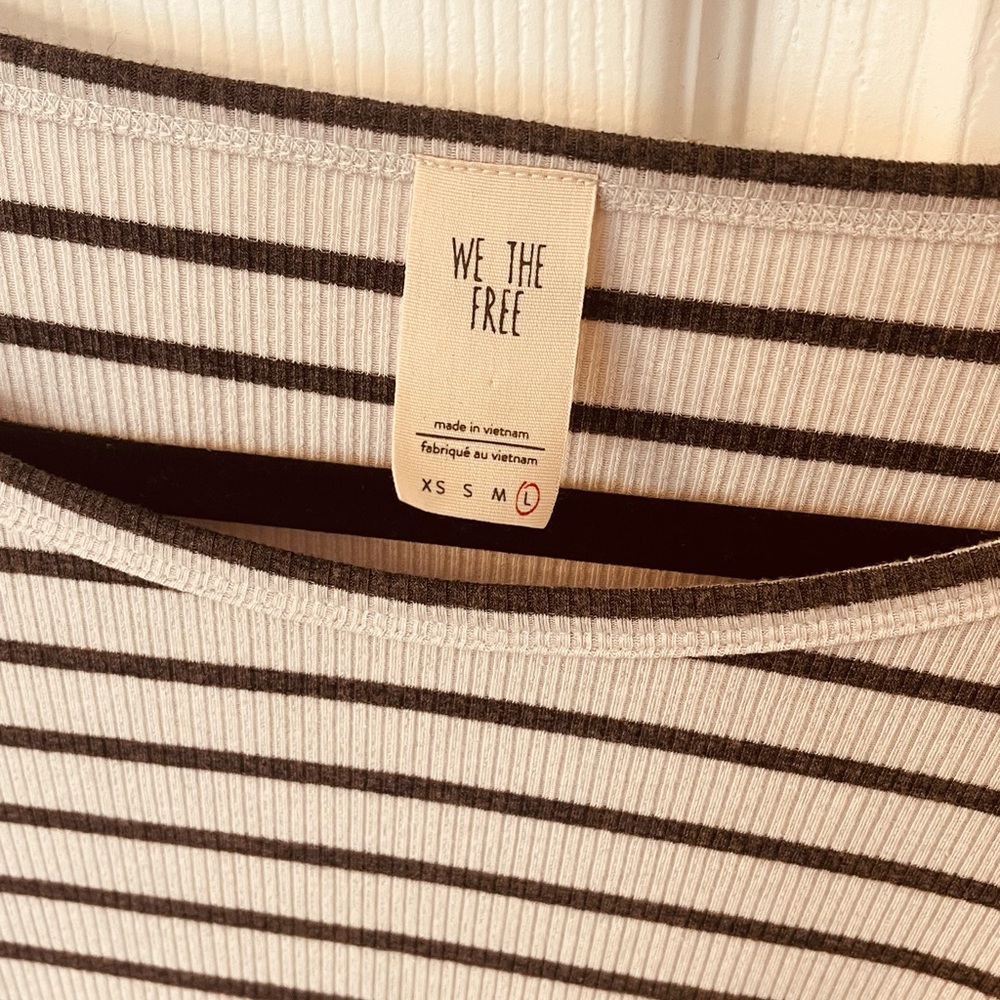 Free People knit top with flouncy sleeve, size L